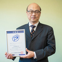 お話を伺った小島様（登録証を手に）